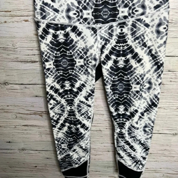 Victoria’s secret vsx knock out black white capri athletic leggings size small - Picture 1 of 8